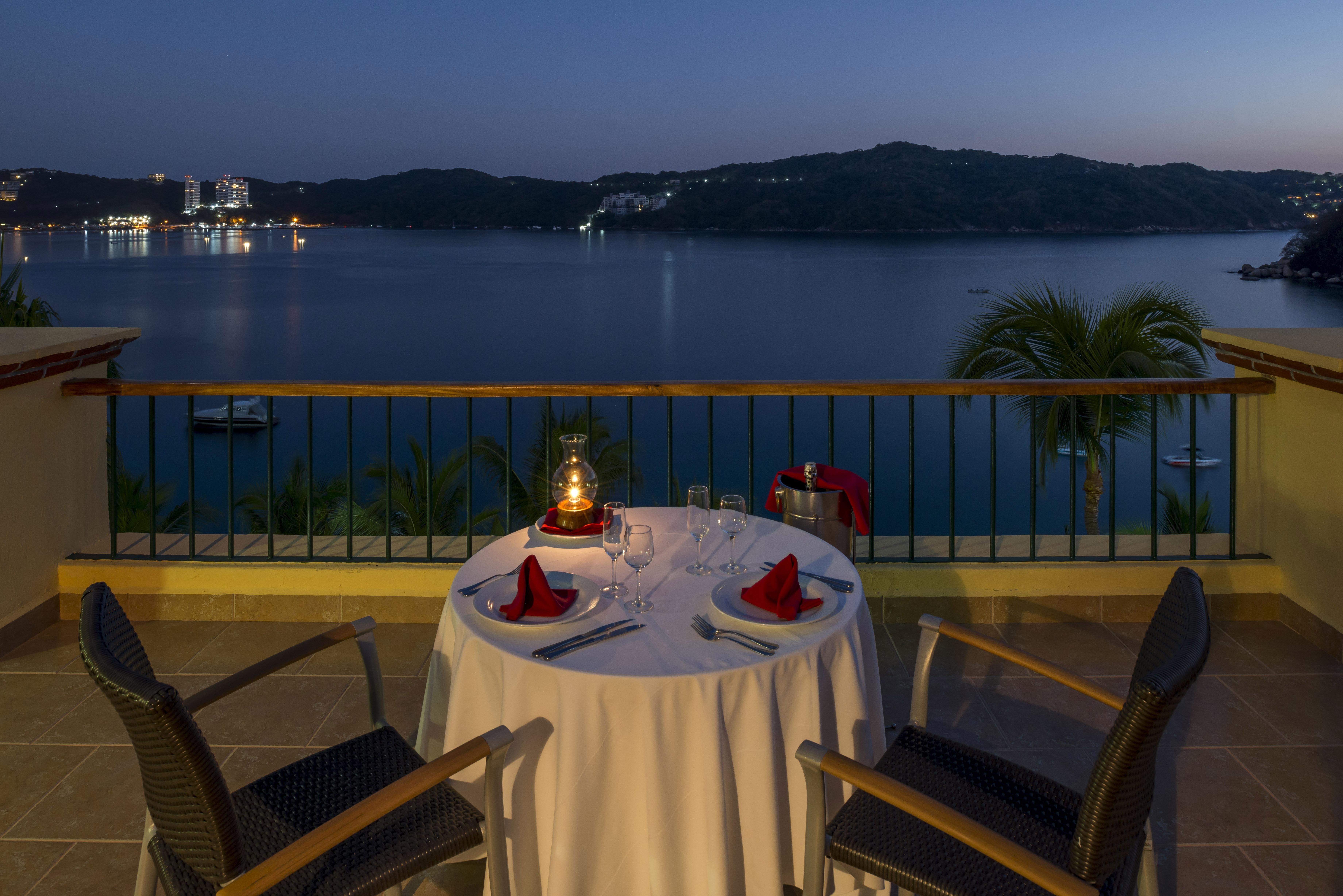Camino Real Acapulco Diamante Hotel Exterior photo A table set for dinner
